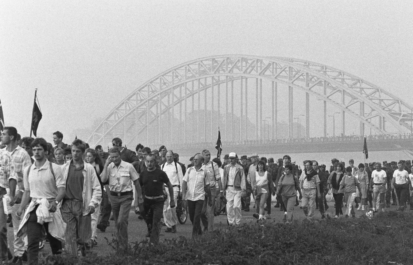 Zwart-witfoto uit 1986 van buitenlandse deelnemers aan de start van de Vierdaagse op de Waalbrug in Nijmegen.
