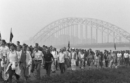 Zwart-witfoto uit 1986 van buitenlandse deelnemers aan de start van de Vierdaagse op de Waalbrug in Nijmegen.