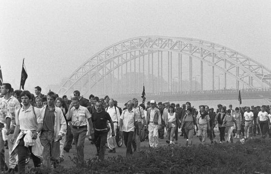 Zwart-witfoto uit 1986 van buitenlandse deelnemers aan de start van de Vierdaagse op de Waalbrug in Nijmegen.