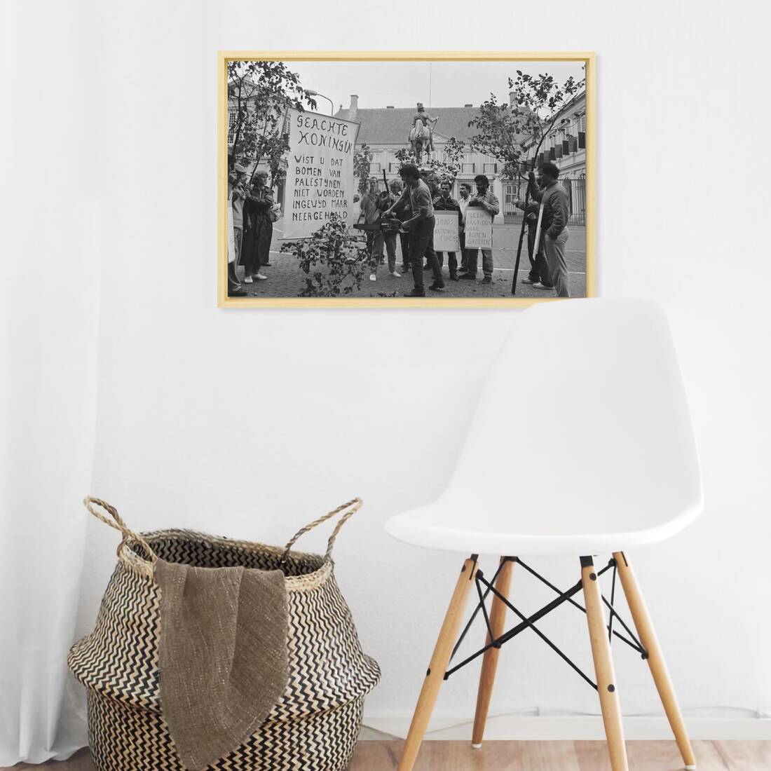 Zwart-witfoto uit 1986 van demonstranten bij Paleis Noordeinde in Den Haag. – canvas naturel baklijst in keuken