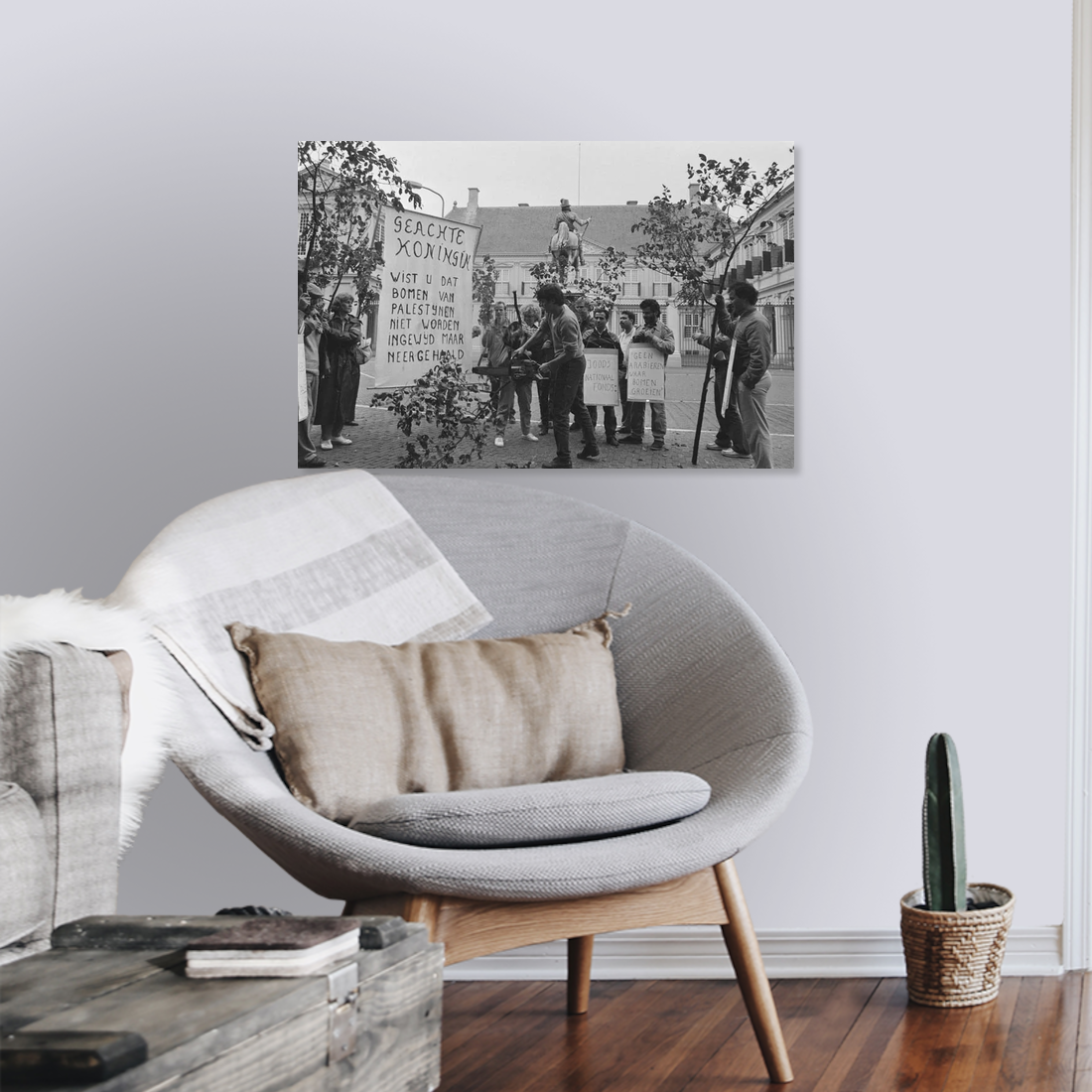 Zwart-witfoto uit 1986 van demonstranten bij Paleis Noordeinde in Den Haag. – canvas zonder lijst in leeshoek
