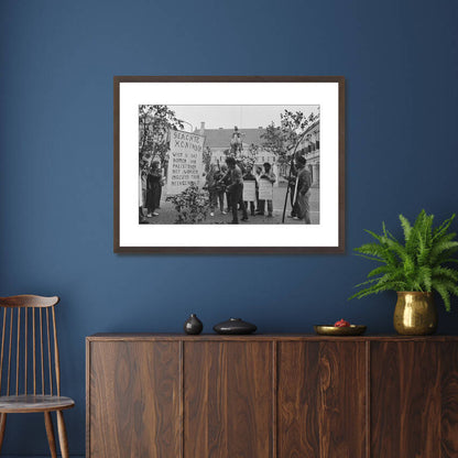 Zwart-witfoto uit 1986 van demonstranten bij Paleis Noordeinde in Den Haag. – donkerbruine wissellijst in woonkamer