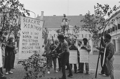 Zwart-witfoto uit 1986 van demonstranten bij Paleis Noordeinde in Den Haag.