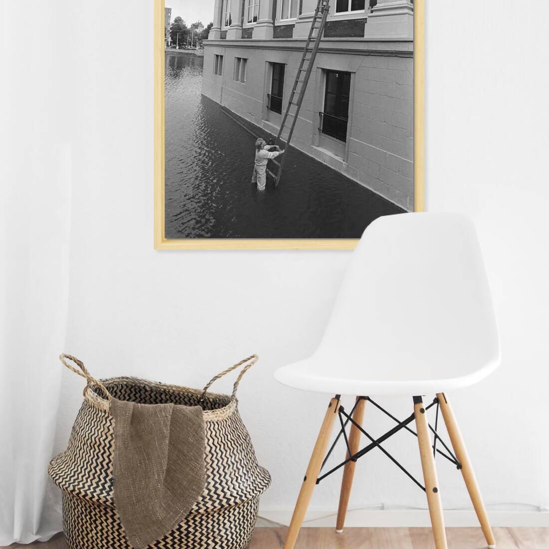 Zwart-witfoto uit 1987 van het ramen lappen aan het Mauritshuis in Den Haag, vanuit een boot op de Hofvijver. – canvas naturel baklijst in keuken