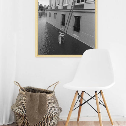 Zwart-witfoto uit 1987 van het ramen lappen aan het Mauritshuis in Den Haag, vanuit een boot op de Hofvijver. – canvas naturel baklijst in keuken