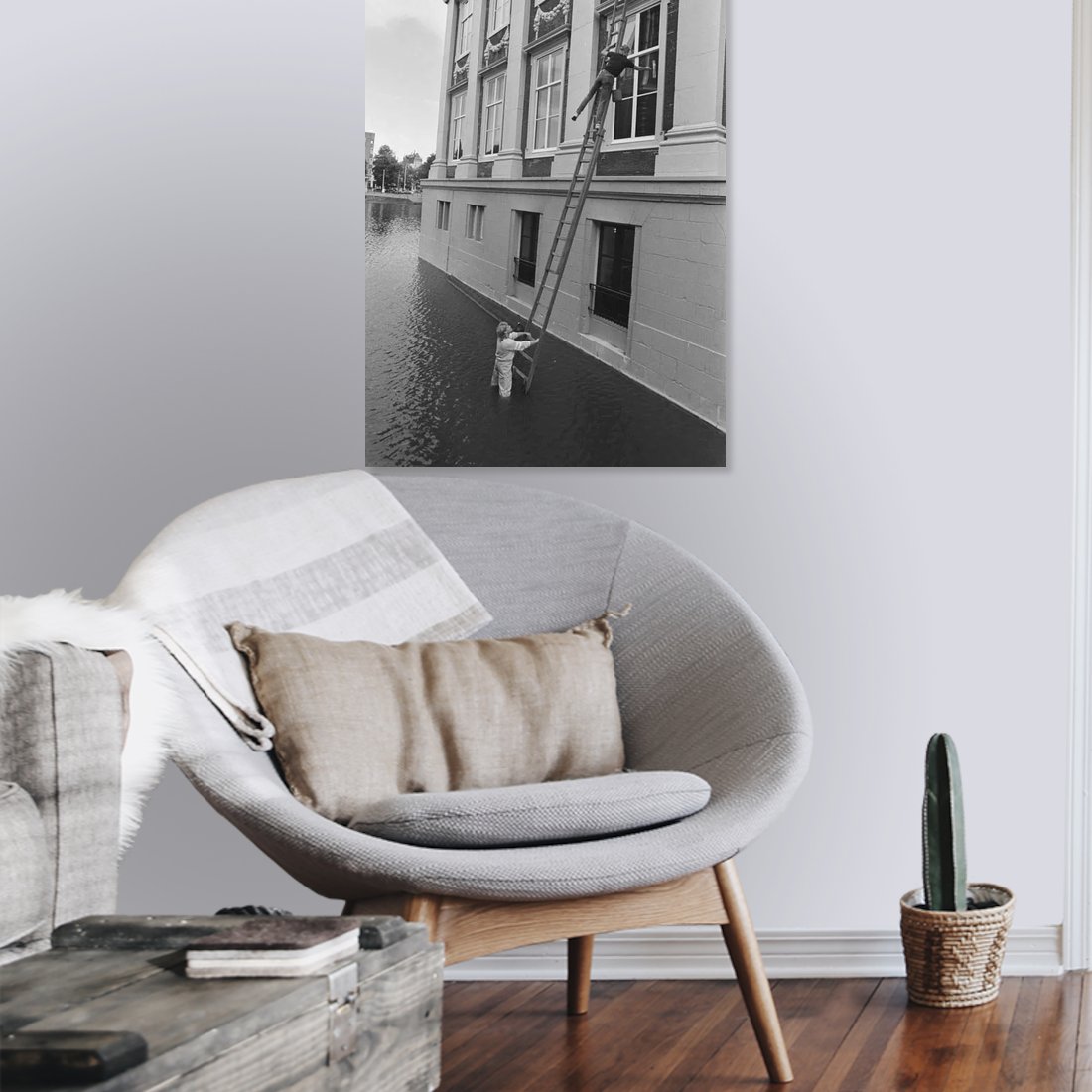 Zwart-witfoto uit 1987 van het ramen lappen aan het Mauritshuis in Den Haag, vanuit een boot op de Hofvijver. – canvas zonder lijst in leeshoek
