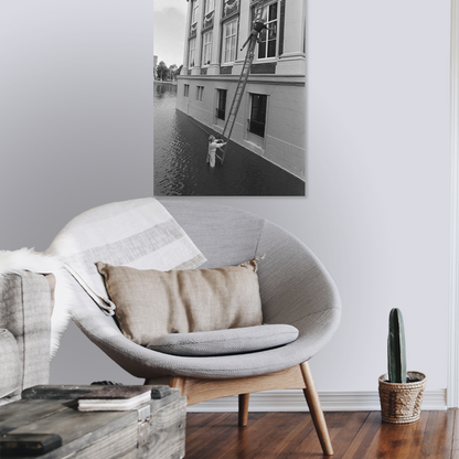 Zwart-witfoto uit 1987 van het ramen lappen aan het Mauritshuis in Den Haag, vanuit een boot op de Hofvijver. – canvas zonder lijst in leeshoek