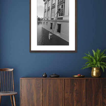 Zwart-witfoto uit 1987 van het ramen lappen aan het Mauritshuis in Den Haag, vanuit een boot op de Hofvijver. – donkerbruine wissellijst in woonkamer