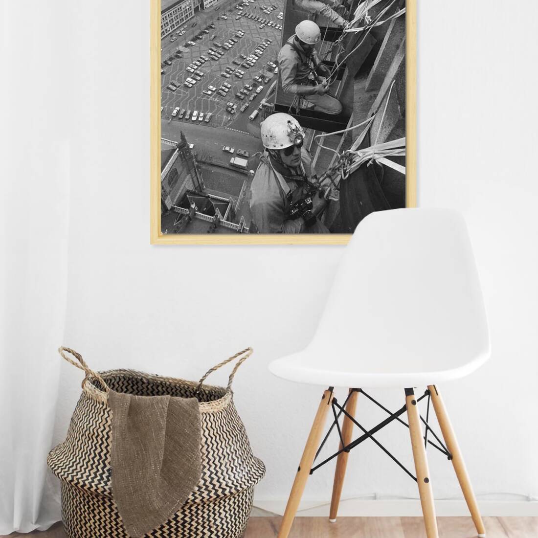 Zwart-witfoto uit 1988 van Belgische alpinisten die de Eusebiustoren in Arnhem beklimmen. – canvas naturel baklijst in keuken