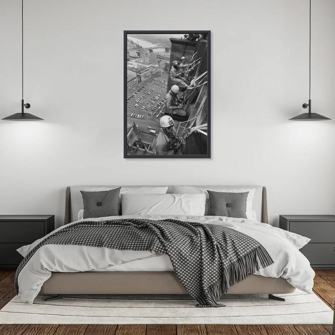 Zwart-witfoto uit 1988 van Belgische alpinisten die de Eusebiustoren in Arnhem beklimmen. – canvas zwarte baklijst in slaapkamer