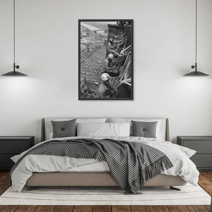 Zwart-witfoto uit 1988 van Belgische alpinisten die de Eusebiustoren in Arnhem beklimmen. – canvas zwarte baklijst in slaapkamer