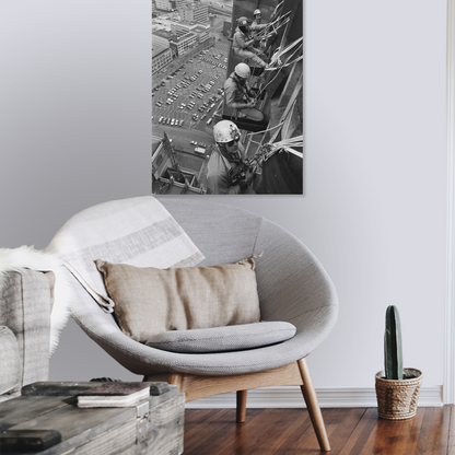 Zwart-witfoto uit 1988 van Belgische alpinisten die de Eusebiustoren in Arnhem beklimmen. – canvas zonder lijst in leeshoek