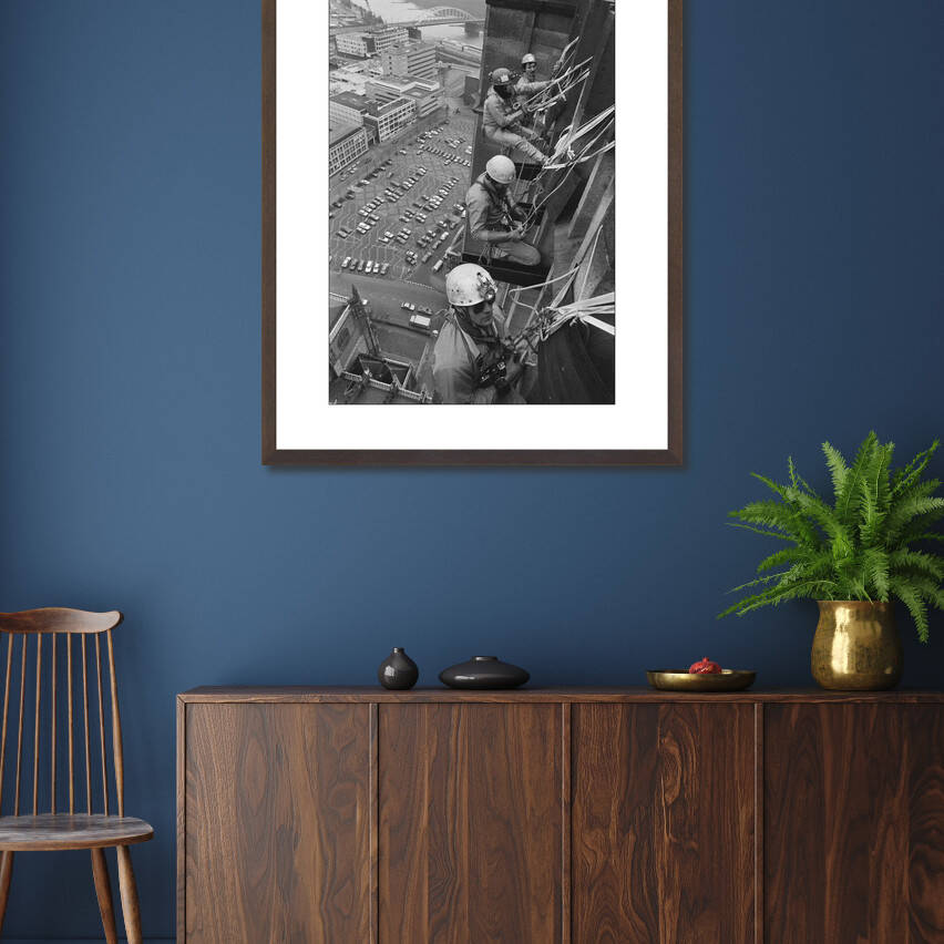 Zwart-witfoto uit 1988 van Belgische alpinisten die de Eusebiustoren in Arnhem beklimmen. – donkerbruine wissellijst in woonkamer