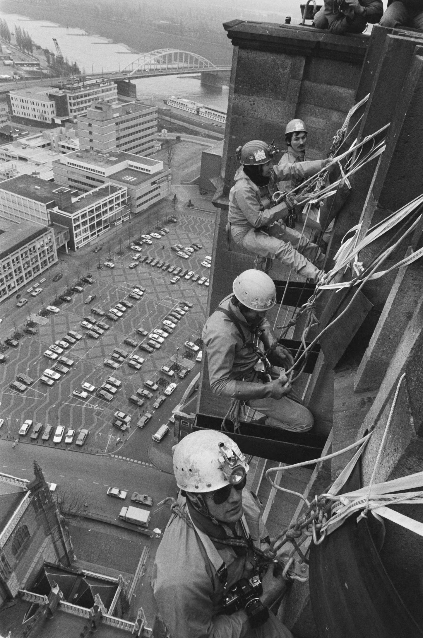 Zwart-witfoto uit 1988 van Belgische alpinisten die de Eusebiustoren in Arnhem beklimmen.