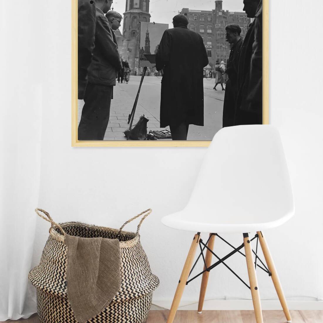 Zwart-witfoto uit 1945 van een straatschilder aan het werk in Amsterdam. – canvas naturel baklijst in keuken
