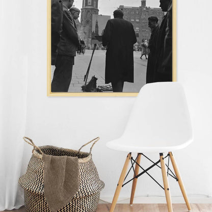 Zwart-witfoto uit 1945 van een straatschilder aan het werk in Amsterdam. – canvas naturel baklijst in keuken
