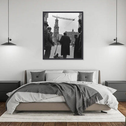 Zwart-witfoto uit 1945 van een straatschilder aan het werk in Amsterdam. – canvas zwarte baklijst in slaapkamer