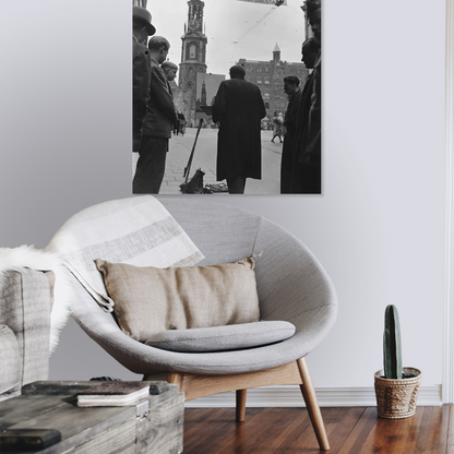 Zwart-witfoto uit 1945 van een straatschilder aan het werk in Amsterdam. – canvas zonder lijst in leeshoek
