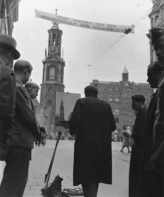 Zwart-witfoto uit 1945 van een straatschilder aan het werk in Amsterdam.