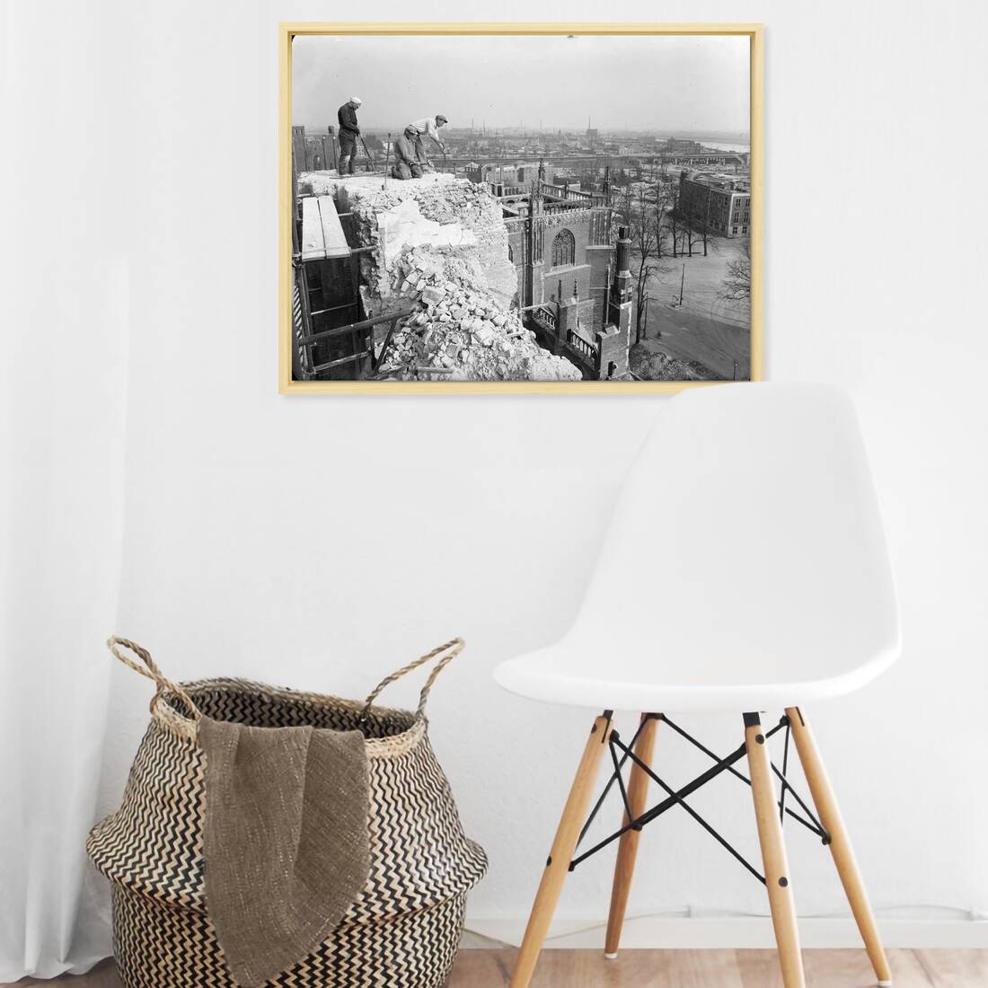 Zwart-witfoto uit 1946 van de herbouw van de verwoeste Eusebiuskerk in Arnhem. – canvas naturel baklijst in keuken