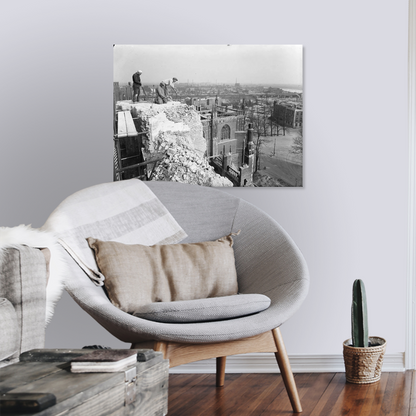 Zwart-witfoto uit 1946 van de herbouw van de verwoeste Eusebiuskerk in Arnhem. – canvas zonder lijst in leeshoek