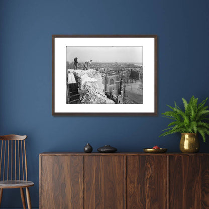 Zwart-witfoto uit 1946 van de herbouw van de verwoeste Eusebiuskerk in Arnhem. – donkerbruine wissellijst in woonkamer