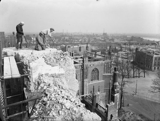 Zwart-witfoto uit 1946 van de herbouw van de verwoeste Eusebiuskerk in Arnhem.