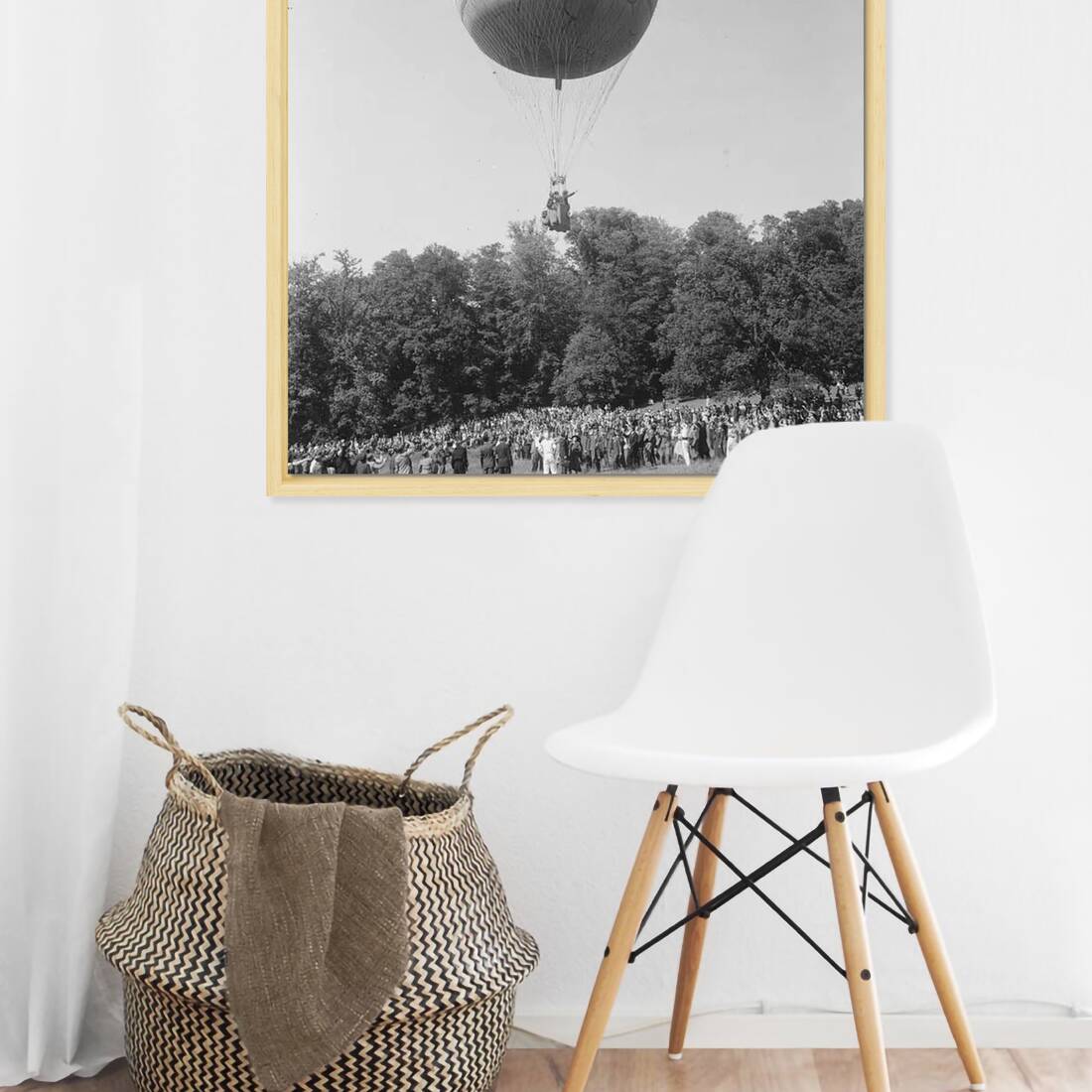 Zwart-witfoto uit 1949 van een luchtballon bij het NCRV-jubileumfeest op Sonsbeek in Arnhem. – canvas naturel baklijst in keuken