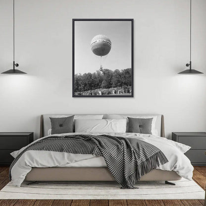 Zwart-witfoto uit 1949 van een luchtballon bij het NCRV-jubileumfeest op Sonsbeek in Arnhem. – canvas zwarte baklijst in slaapkamer