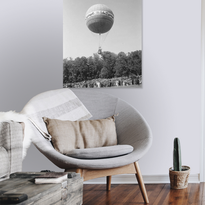 Zwart-witfoto uit 1949 van een luchtballon bij het NCRV-jubileumfeest op Sonsbeek in Arnhem. – canvas zonder lijst in leeshoek