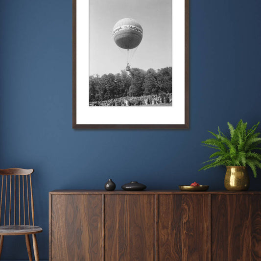 Zwart-witfoto uit 1949 van een luchtballon bij het NCRV-jubileumfeest op Sonsbeek in Arnhem. – donkerbruine wissellijst in woonkamer