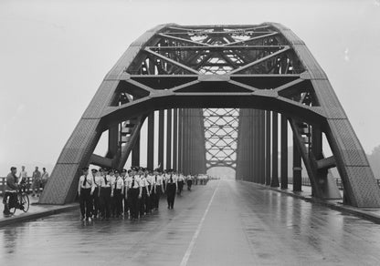 Zwart-witfoto uit 1951 van wandelaars in de vroege ochtend op de eerste dag van de Vierdaagse in Nijmegen.