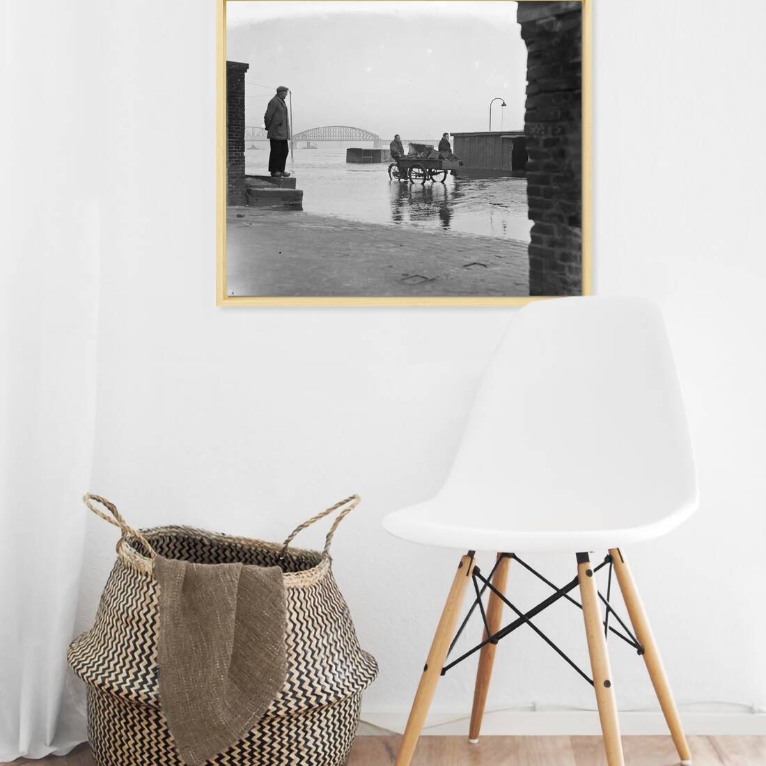Zwart-witfoto uit 1952 van de ondergelopen Waalkade in Nijmegen door hoogwater op de Waal. – canvas naturel baklijst in keuken