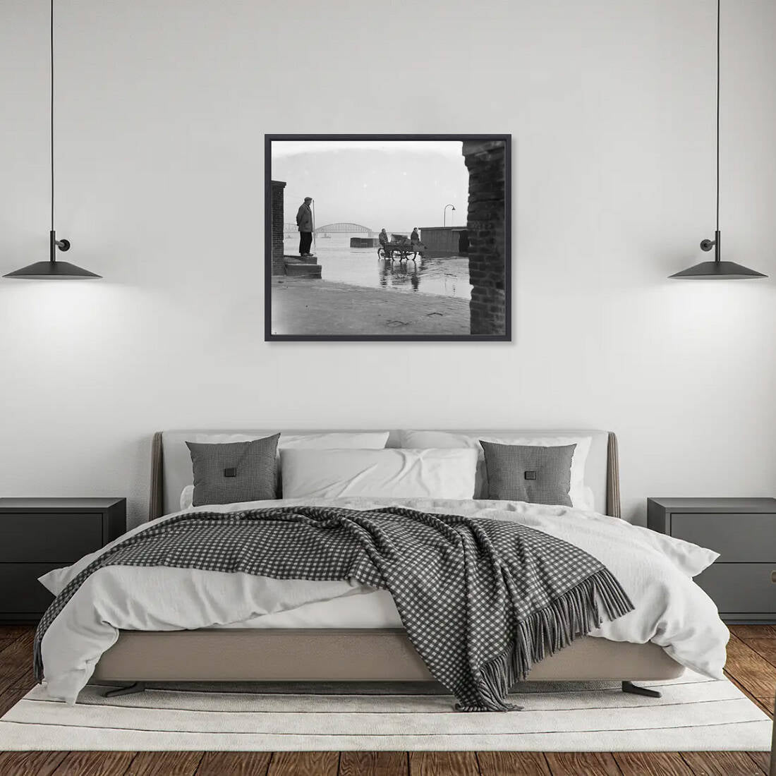 Zwart-witfoto uit 1952 van de ondergelopen Waalkade in Nijmegen door hoogwater op de Waal. – canvas zwarte baklijst in slaapkamer