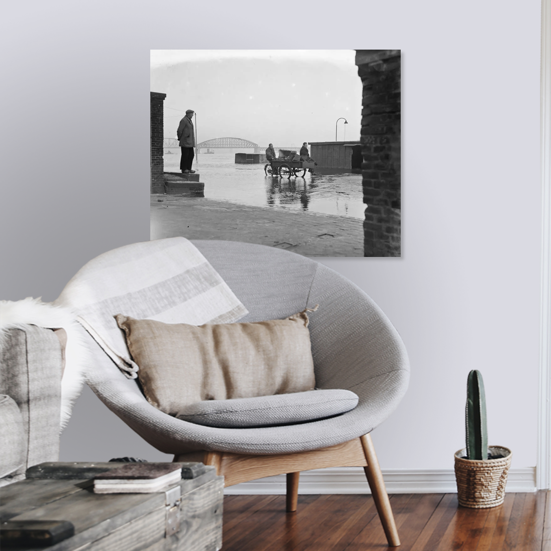 Zwart-witfoto uit 1952 van de ondergelopen Waalkade in Nijmegen door hoogwater op de Waal. – canvas zonder lijst in leeshoek