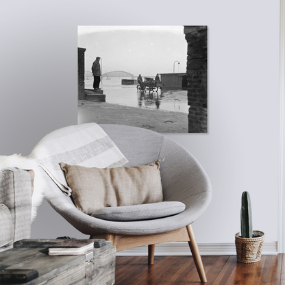 Zwart-witfoto uit 1952 van de ondergelopen Waalkade in Nijmegen door hoogwater op de Waal. – canvas zonder lijst in leeshoek