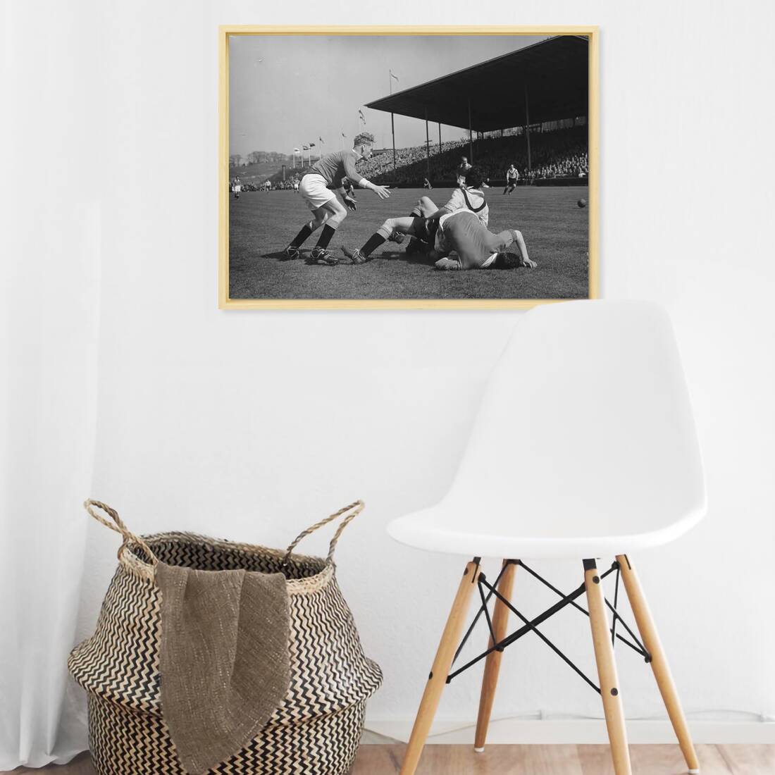 Zwart-witfoto uit 1954 van een spelmoment uit Vitesse - DOS in Arnhem. – canvas naturel baklijst in keuken