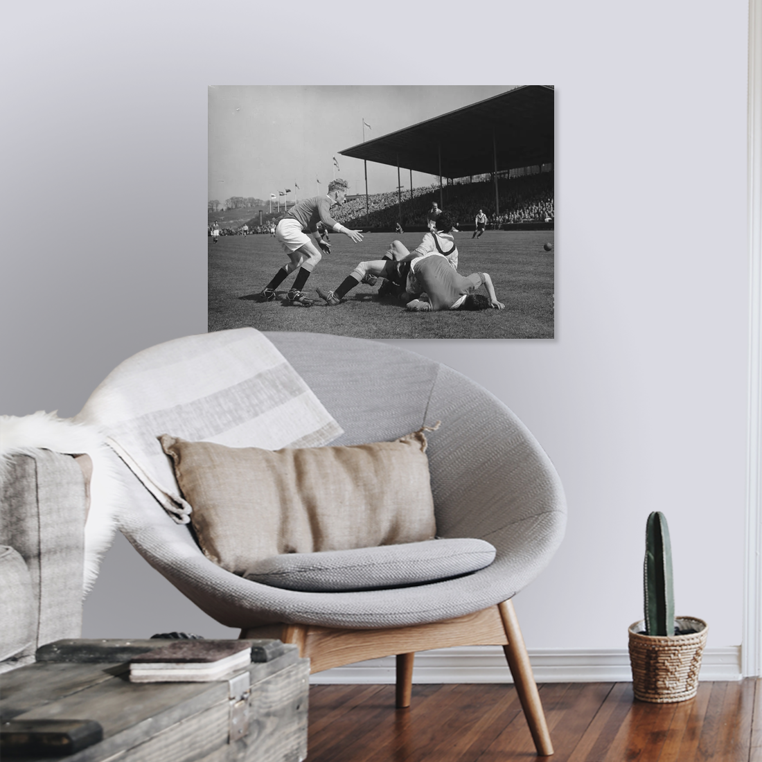 Zwart-witfoto uit 1954 van een spelmoment uit Vitesse - DOS in Arnhem. – canvas zonder lijst in leeshoek