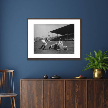 Zwart-witfoto uit 1954 van een spelmoment uit Vitesse - DOS in Arnhem. – donkerbruine wissellijst in woonkamer