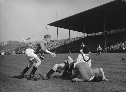 Zwart-witfoto uit 1954 van een spelmoment uit Vitesse - DOS in Arnhem.