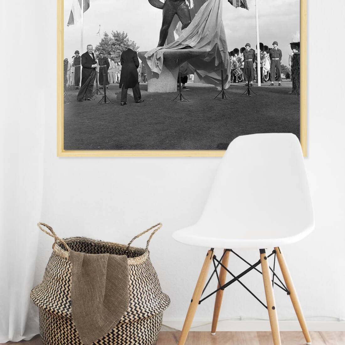 Zwart-witfoto uit 1954 van de onthulling van het Jan van Hoofmonument aan de voet van de Waalbrug in Nijmegen. – canvas naturel baklijst in keuken