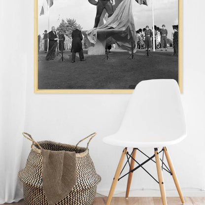 Zwart-witfoto uit 1954 van de onthulling van het Jan van Hoofmonument aan de voet van de Waalbrug in Nijmegen. – canvas naturel baklijst in keuken