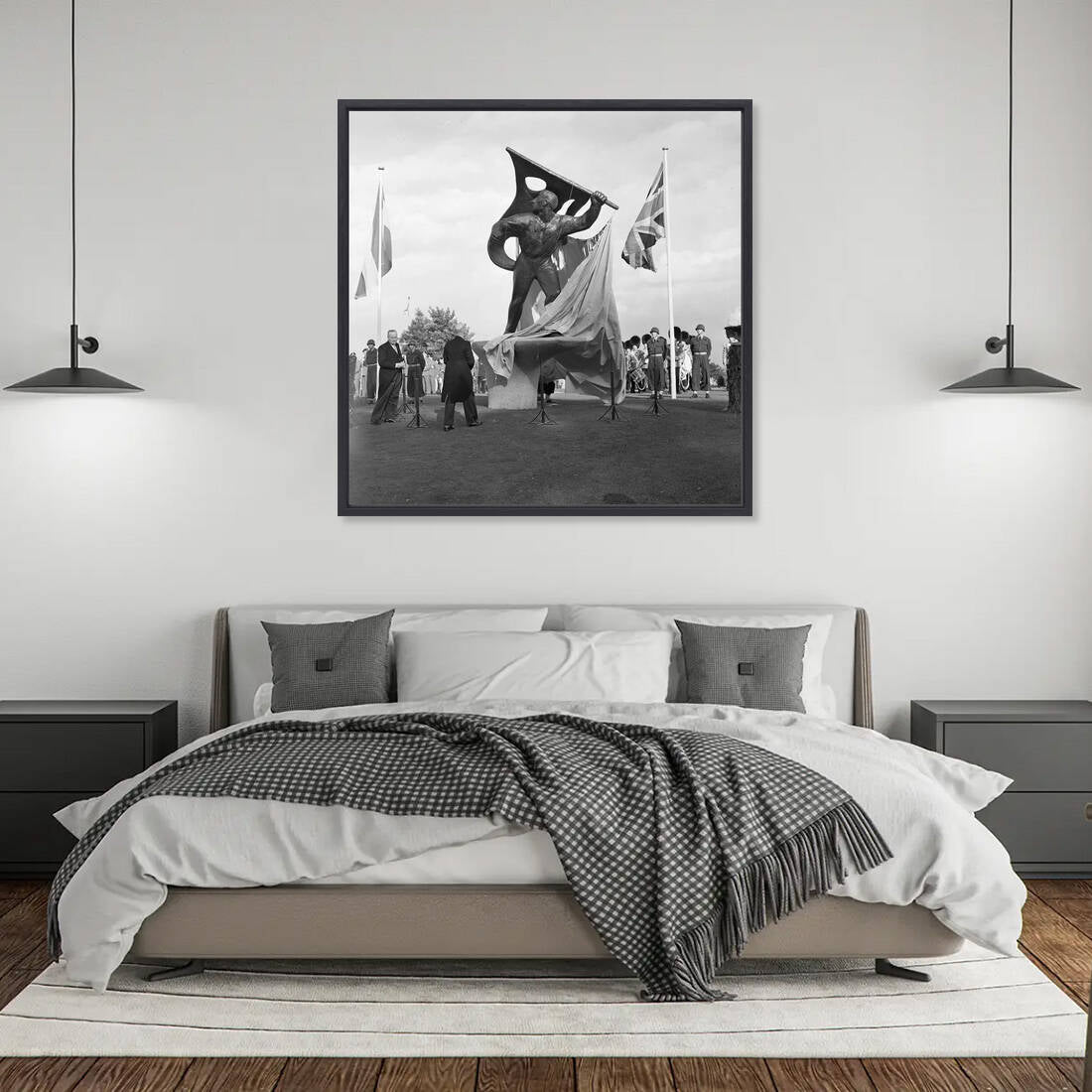 Zwart-witfoto uit 1954 van de onthulling van het Jan van Hoofmonument aan de voet van de Waalbrug in Nijmegen. – canvas zwarte baklijst in slaapkamer