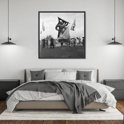 Zwart-witfoto uit 1954 van de onthulling van het Jan van Hoofmonument aan de voet van de Waalbrug in Nijmegen. – canvas zwarte baklijst in slaapkamer