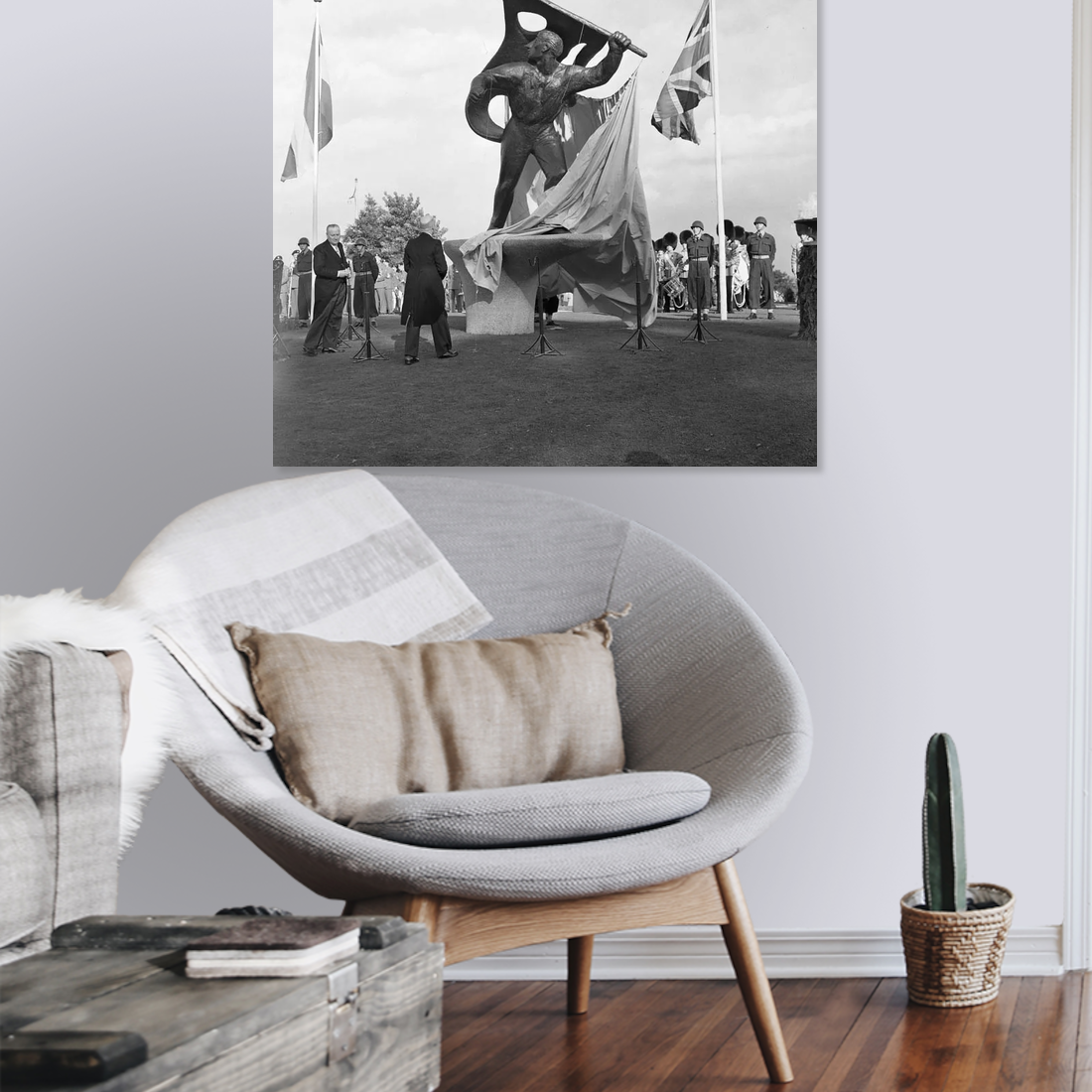 Zwart-witfoto uit 1954 van de onthulling van het Jan van Hoofmonument aan de voet van de Waalbrug in Nijmegen. – canvas zonder lijst in leeshoek