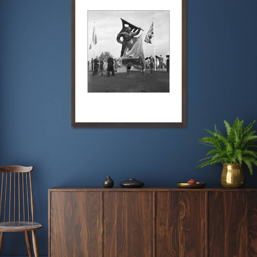 Zwart-witfoto uit 1954 van de onthulling van het Jan van Hoofmonument aan de voet van de Waalbrug in Nijmegen. – donkerbruine wissellijst in woonkamer