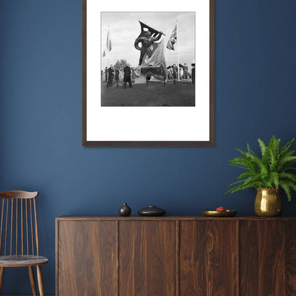 Zwart-witfoto uit 1954 van de onthulling van het Jan van Hoofmonument aan de voet van de Waalbrug in Nijmegen. – donkerbruine wissellijst in woonkamer
