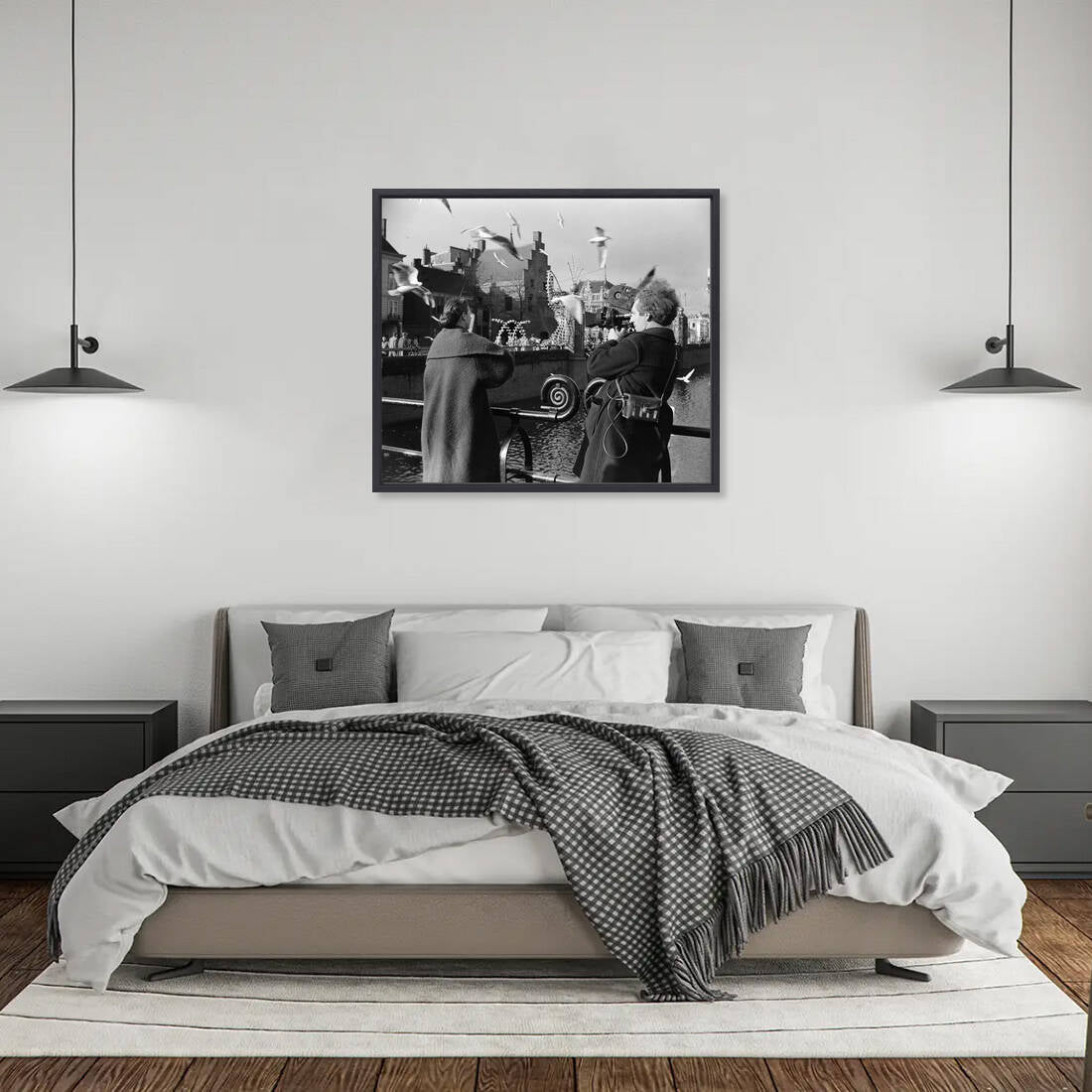 Zwart-witfoto uit 1954 van cineast Herman van der Horst die een vrouw filmt die meeuwen voert in Den Haag. – canvas zwarte baklijst in slaapkamer