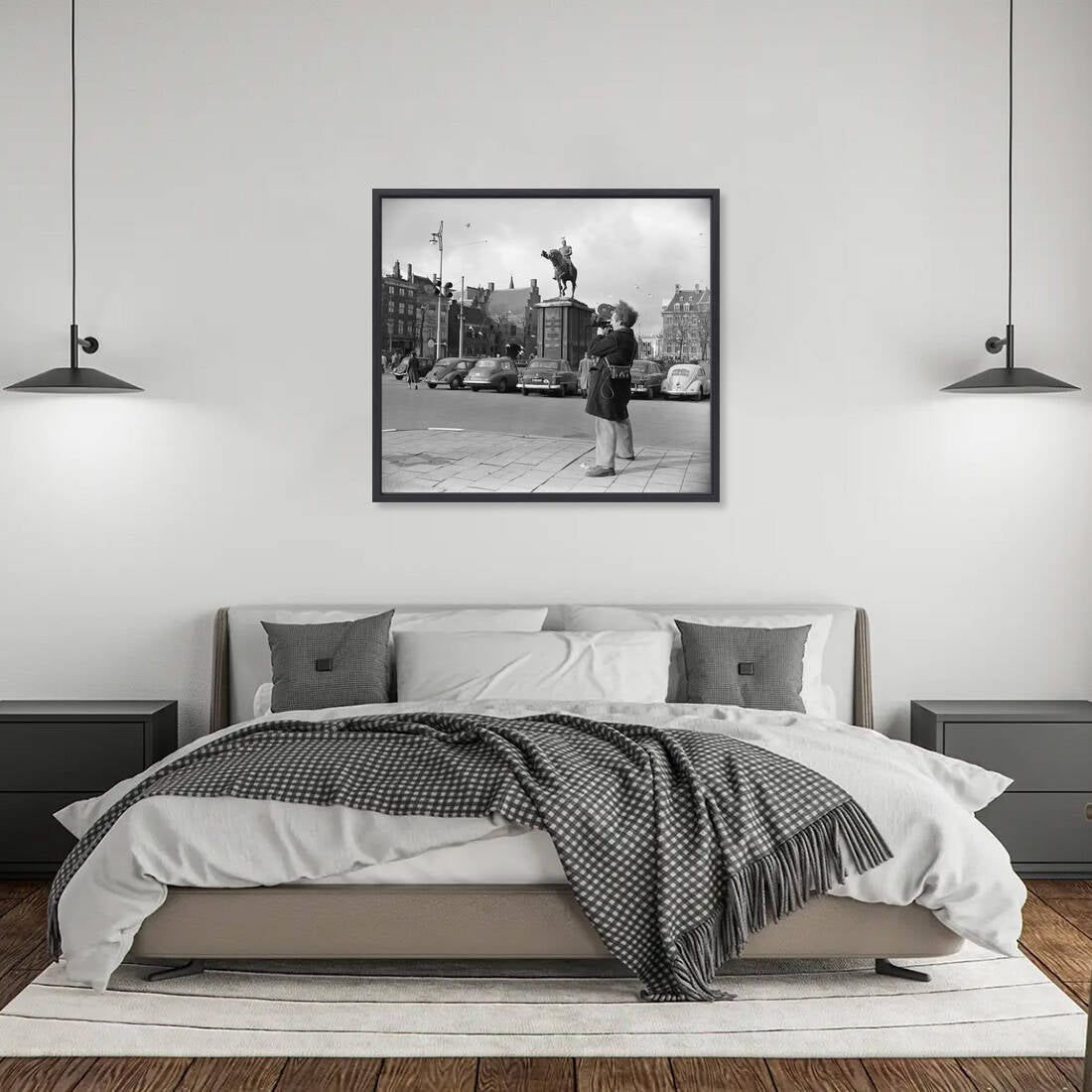 Zwart-witfoto uit 1954 van filmopname op de Scheveningse Boulevard in Den Haag. – canvas zwarte baklijst in slaapkamer