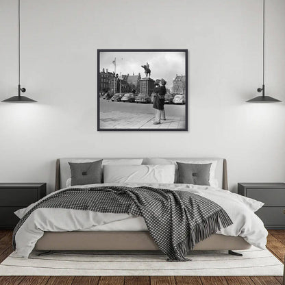 Zwart-witfoto uit 1954 van filmopname op de Scheveningse Boulevard in Den Haag. – canvas zwarte baklijst in slaapkamer